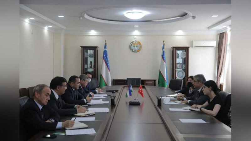 'Oliy va o`rta maxsus ta`lim vazir Turkiyaning O`zbekistondagi elchisi bilan uchrashdi'ning rasmi