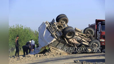 Изрображение 'На трассе в Самаркандской области перевернулся грузовик'