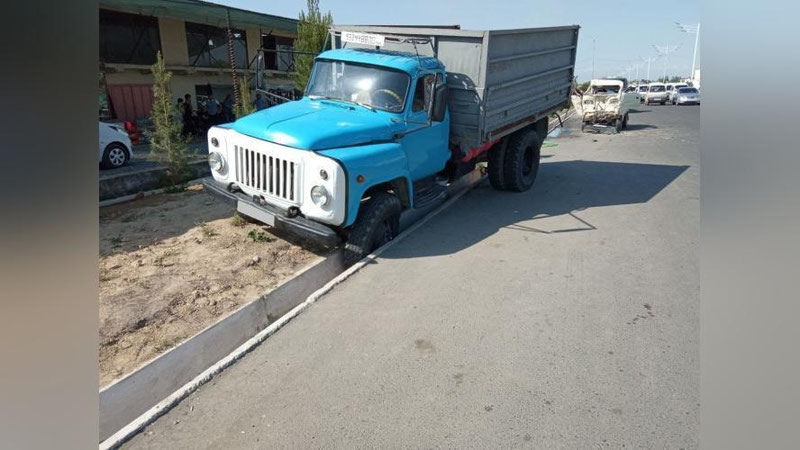 Изрображение 'Проверка на прочность: в Асаке водитель "Лабо" угодил в больницу, врезавшись в грузовик'