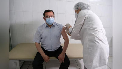 'Sog`liqni saqlash vaziri o`rinbosari koronavirusga qarshi ZF-UZ-VAC2001 vaksinasi bilan emlandi'ning rasmi