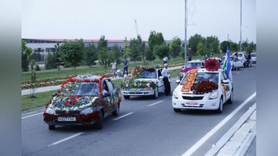'Namangan gullar festivalida gullarga burkangan avtomobillar paradi o`tkaziladi  (video+foto)'ning rasmi