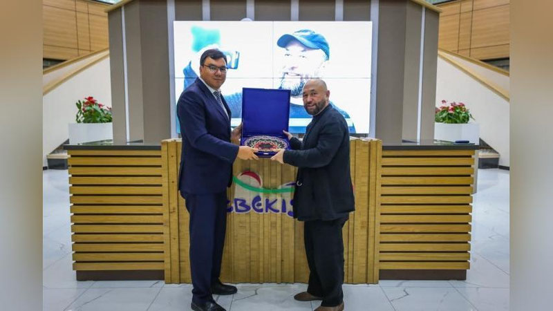 'Aziz Abduhakimov mashhur kinorejissyor bilan uchrashdi'ning rasmi