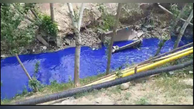 'Samarqanddagi ariqlardan birida binafsharang suv oqmoqda(video)'ning rasmi