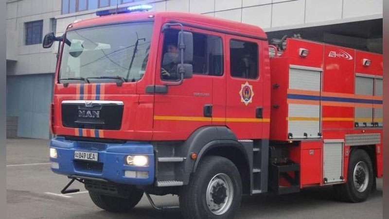 Изрображение 'В Сергели утром тушили горящий дом'