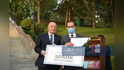 'Navoiyshunos va bloger Akrom Malik “Ilhom” mukofoti g`olibi bo`lib, “Spark” bilan taqdirlandi'ning rasmi