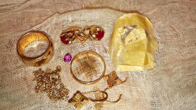 Изрображение 'Мошенники "спасли" наивную жительницу Карши от несчастья, лишив ее золотых украшений на 16 млн'