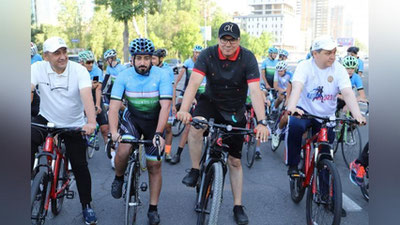 Изрображение 'Президент Азиатской конфедерации велоспорта прокатился по утреннему Ташкенту (фото)'