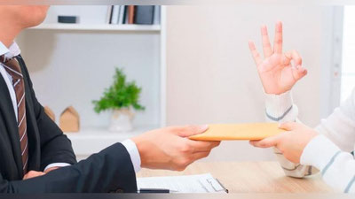 'Toshkentda o`zi bilan ishqiy munosabatda bo`lgan erkakni ijtimoiy tarmoqlarda sharmanda qilish bilan qo`rqitib pul undirgan ayol ushlandi'ning rasmi