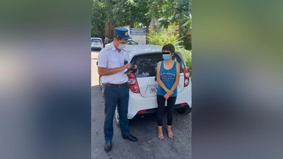 'Chirchiqda harakatlanib ketayotgan mashinadan tanasini chiqarib "tryuk" qilgan "kaskadyor" qiz ushlandi'ning rasmi