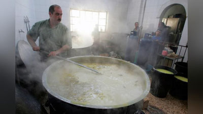 Изрображение 'В Ираке повар упал в чан с кипящим супом и умер'