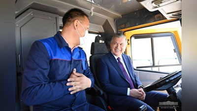 Изрображение 'Водитель БелАЗа на АГМК рассказал главе государства о своей зарплате (видео)'