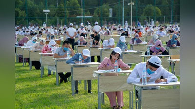 'Farg`ona, Marg`ilon shahri va So`x tumanidagi 4 ta ochiq stadionda abiturientlar test sinovlarini topshirmoqda'ning rasmi