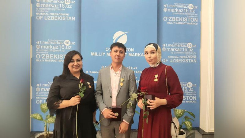 '"Sug`diyona" gazetasi bosh muharriri va jurnalistlari mustaqillik bayrami esdalik nishoni bilan mukofotlandi(foto)'ning rasmi
