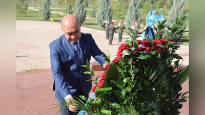 'Qashqadaryo hokimi  O`zbekiston birinchi prezidenti Islom Karimov haykali poyiga gullar qo`yib, hurmat bajo keltirildi'ning rasmi