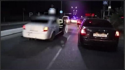 'Surxondaryoda haydovchi YPX xodimlarini mashinasida sudrab ketdi (Video)'ning rasmi