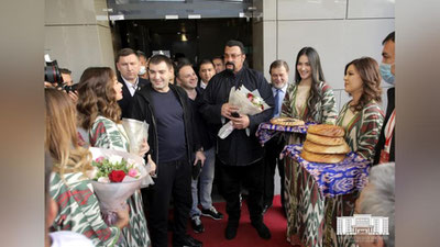 Изрображение 'Стивен Сигал прилетел в Ташкент (фото)'