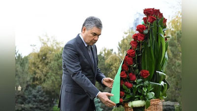 'Gurbanguli Berdimuhamedov ketish oldidan Birinchi Prezidentimiz poyiga gul qo`ydi'ning rasmi