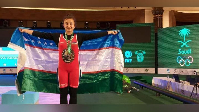 'Og`ir atletika bo`yicha Jahon chempionatida o`zbekistonlik qiz biryo`la ikkita medalga sazovor bo`ldi'ning rasmi