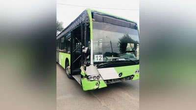 Изрображение 'В Ташкенте водитель пассажирского автобуса врезался в светофор и жилой дом'