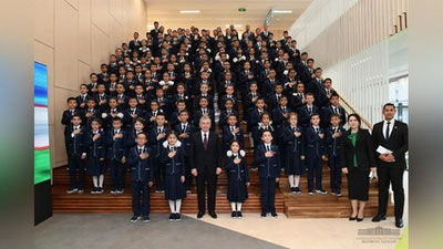 'Шавкат Мирзиёев Қаршидаги Президент мактаби ўқувчилари билан учрашди'ning rasmi