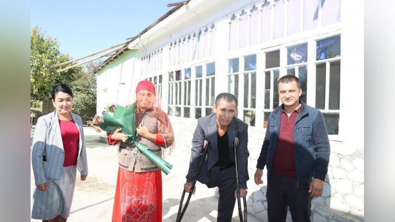 'Erkinjon Turdimov qabuliga tasodifan borib qolib, kutilmaganda orzulari amalga oshgan etikdo`z yigit uylandi'ning rasmi