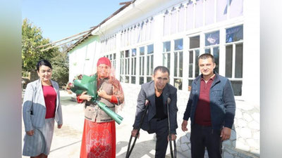 'Erkinjon Turdimov qabuliga tasodifan borib qolib, kutilmaganda orzulari amalga oshgan etikdo`z yigit uylandi'ning rasmi