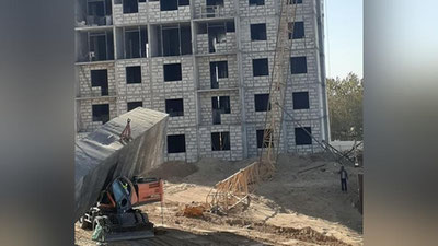 'Samarqandda ko`p qavatli uylarning qurilishida ishlayotgan ko`tarma kran qulab tushdi'ning rasmi
