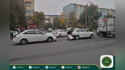 Изрображение 'В Ташкенте столкнулись три автомобиля: 1 человек был доставлен в больницу'