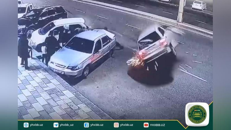 'Toshkentda boshqaruvni yo`qotgan "Matiz" haydovchisi piyodalarni urib ketdi (video)'ning rasmi