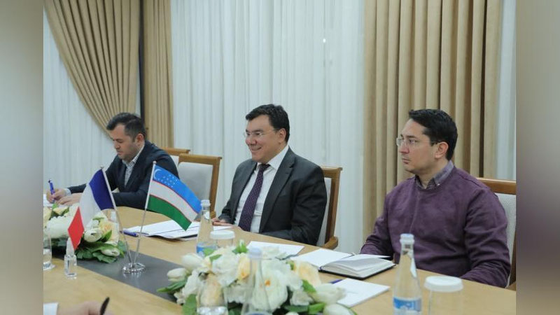 '"Эпидемиологик вазият юмшатилиши билан таълим лойиҳалари кенгайтирилади". Бош вазир ўринбосари Франция элчисини қабул қилди'ning rasmi