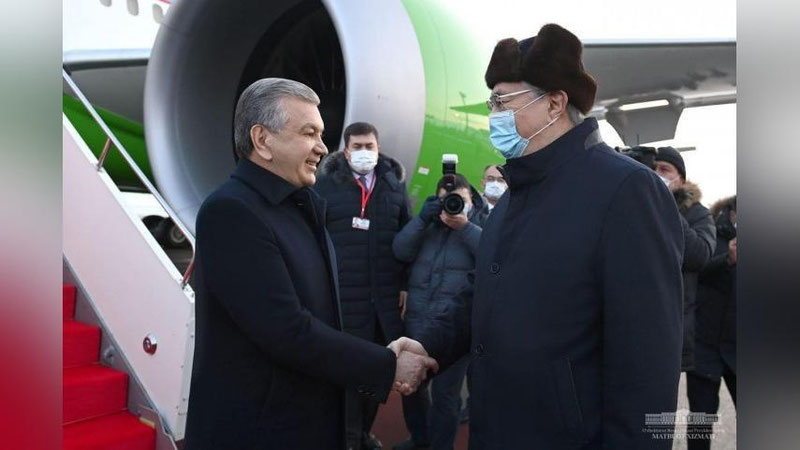 Изрображение 'Президента Узбекистана встретил в аэропорту Нур-Султана глава Казахстана (фото)'