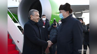 Изрображение 'Президента Узбекистана встретил в аэропорту Нур-Султана глава Казахстана (фото)'