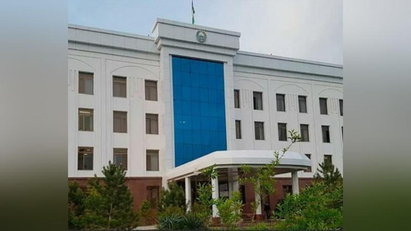 'Бир неча ойдан буён иш ҳақини ололмай Қашқадарё вилоят ҳокимлиги биносига келган фуқаролар юзасидан расмий маълумот берилди'ning rasmi