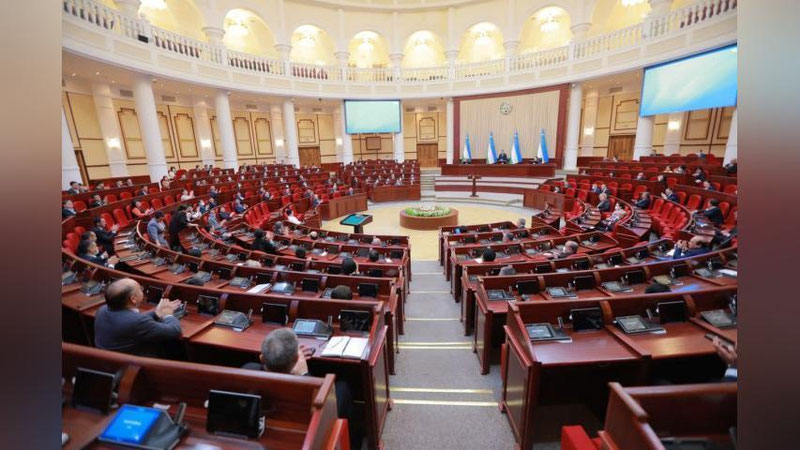 'Қонунчилик палатаси мажлиси жонли эфирдан узиб қўйилди'ning rasmi