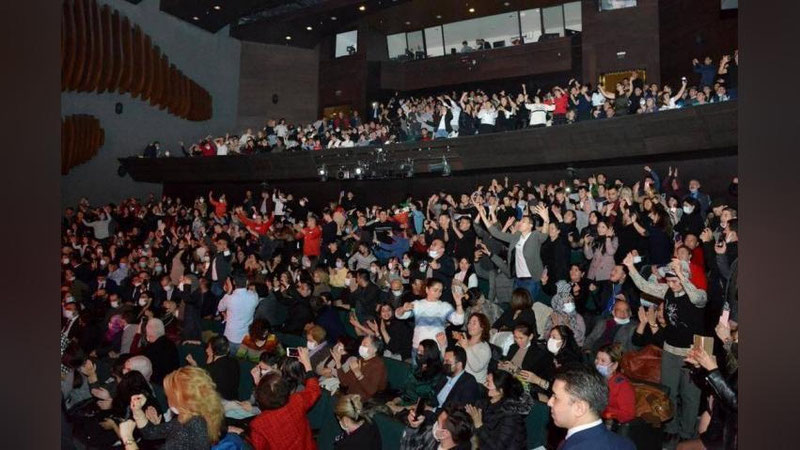 'Туркиядаги концертда бутун зал ўзбекча куйлади (фото)'ning rasmi