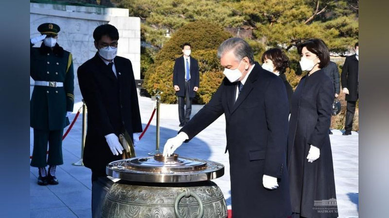 'Shavkat Mirziyoev Seuldagi milliy qabristonga tashrif buyurib, koreyalik vatanparvarlar xotirasiga ehtirom ko`rsatdi (foto)'ning rasmi