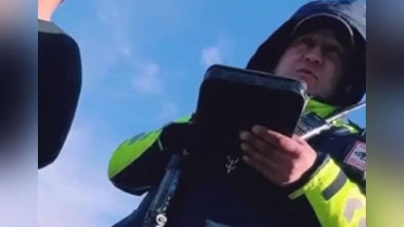 'Оҳангаронда ЙПХ ходими ниқоб тақиш "отмен" бўлганлигини айтмоқда (видео)'ning rasmi