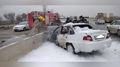 Изрображение 'В Джизакской области на трассе загорелась "Нексия"'