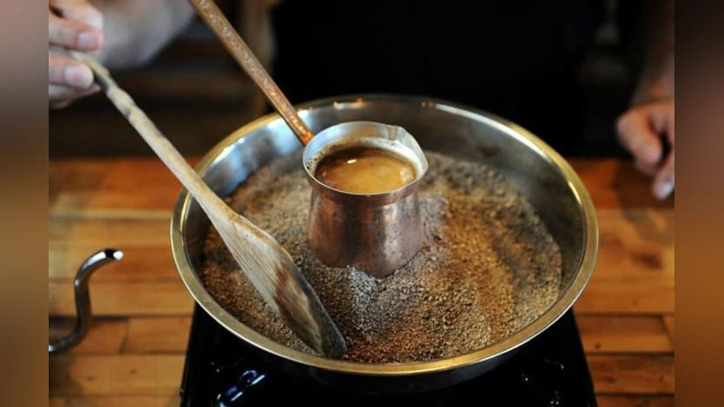 '"Мис идишда ва кўмир оловида..." Дунё севиб истеъмол қиладиган турк қаҳваси ҳақида сиз билмаган ҳақиқатлар'ning rasmi