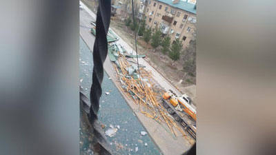 Изрображение 'Сильный ветер сорвал крышу с многоэтажки в Самарканде (видео)'