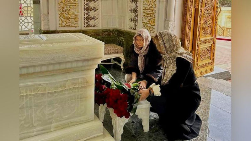 'Islom Karimovning nevaralari bobosining qabrini ziyorat qildi'ning rasmi