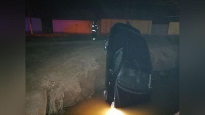 'Шаҳрихонда каналга тушиб кетган автомобиль чиқариб олинди'ning rasmi