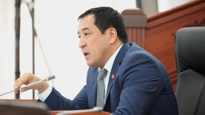 'Фирибгарликда айбланган Қирғизистон собиқ президенти Сўронбой Жээнбековнинг қудаси ҳисбга олинди'ning rasmi