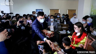 'Онкология марказида даволанаётган болаларга туркум китоблар совға қилинди'ning rasmi