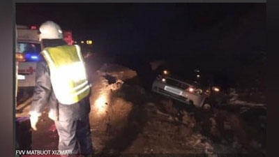 Изрображение 'На "Камчике" с помощью спецтехники вытащили "Ласетти" из кювета (видео)'