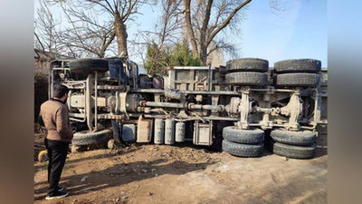 Изрображение 'В Ташкенте опрокинулся грузовик'