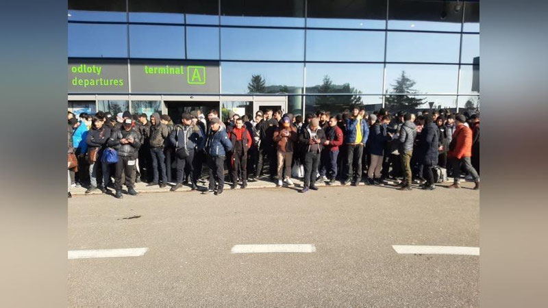 Изрображение 'На территории Польши находятся более 800 узбекистанцев, ожидающих эвакуацию'