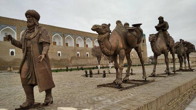 '“Ичан-Қалъа” музей қўриқхонасида ўрта асрлар ижтимоий ҳаётини акс эттирувчи ҳайкаллар ўрнатилди (фото)'ning rasmi