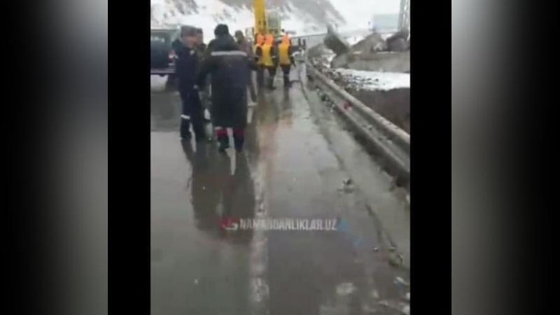 '''Қамчиқ'' довонида йўлнинг остки тупроқ қисми ўпирилиб тушди'ning rasmi