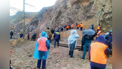 Изрображение 'На ж/д участке "Ангрен – Пап" спасатели ликвидировали последствия схода оползня'